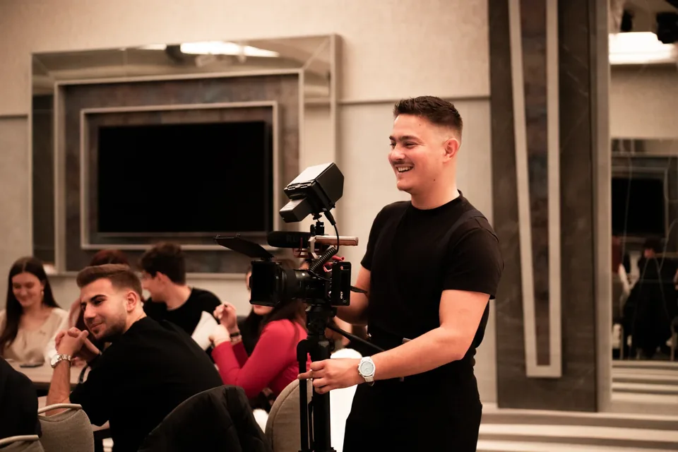 Operator de cameră filmând un eveniment live