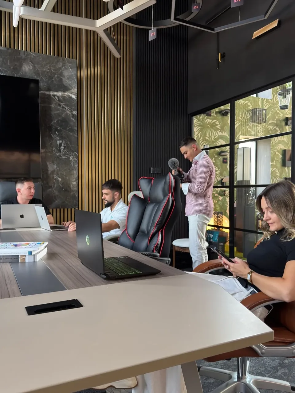 O sesiune de lucru cu laptopuri și echipament de producție video