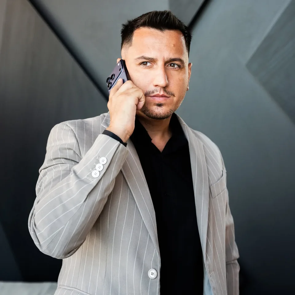Cosmin Radoi vorbind la telefon