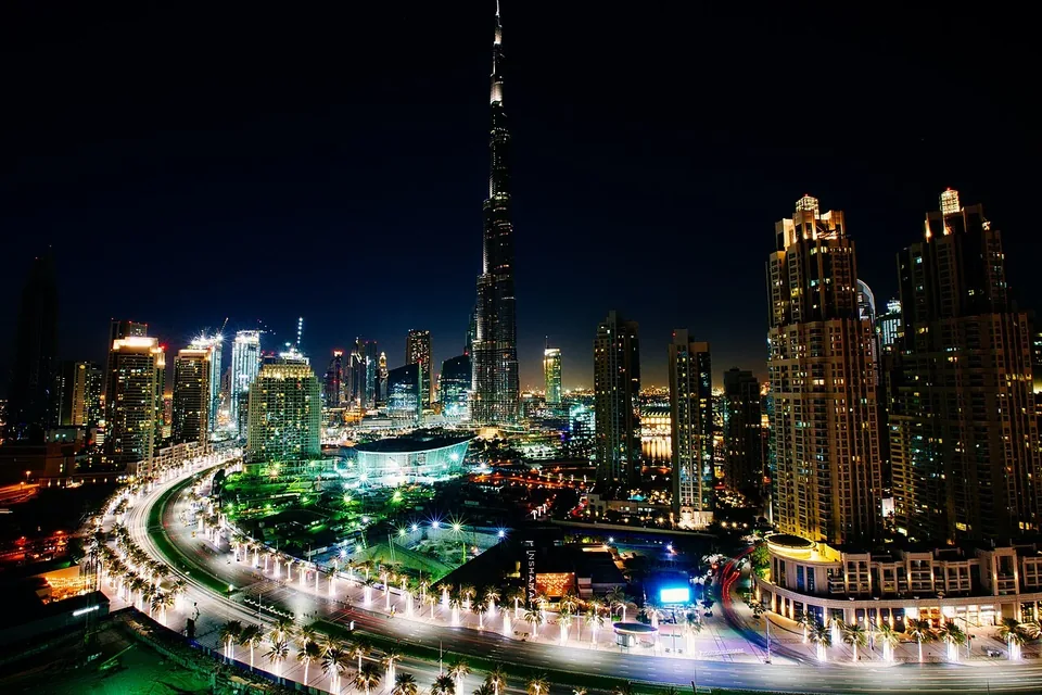 Panorama Dubaiului și autostrăzi iluminate noaptea
