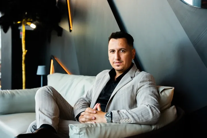 Portret așezat în interiorul showroomului