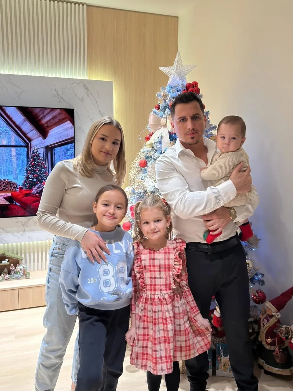 Cosmin cu soția sa Alexandra și cele trei fiice